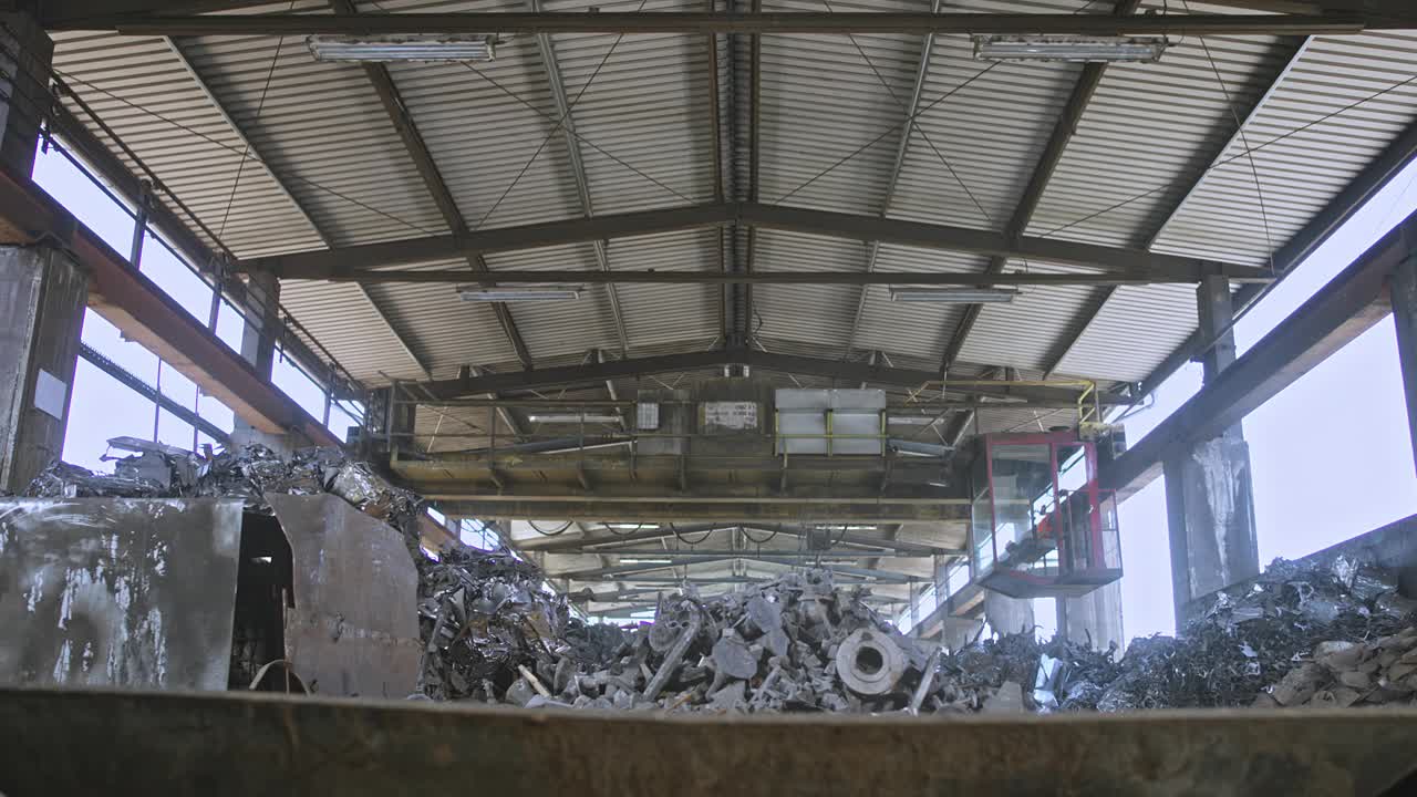 CS废磁铁释放废金属堆在铸造厂视频素材