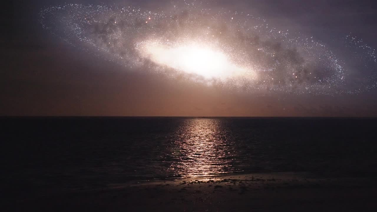 平静的海面上有超现实的天空视频素材