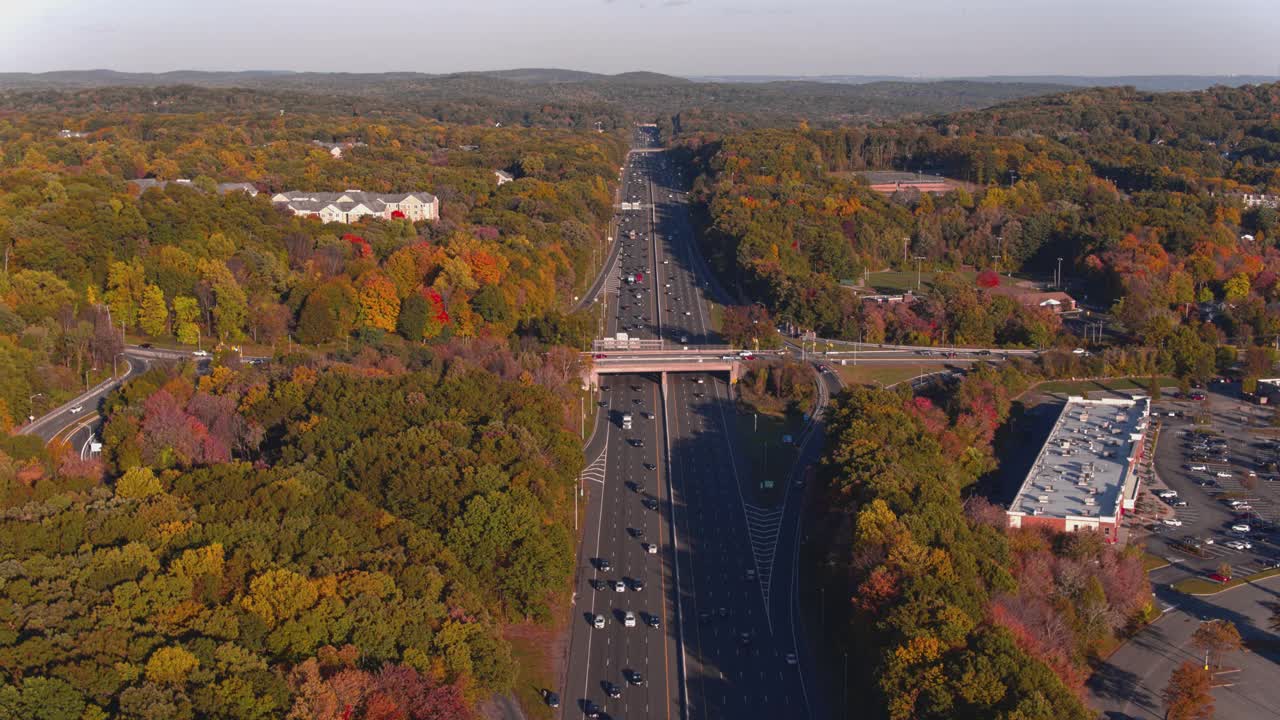 鸟瞰图在山区繁忙的公路在新泽西州，美国。无人机视频与向前摄像机运动。视频素材