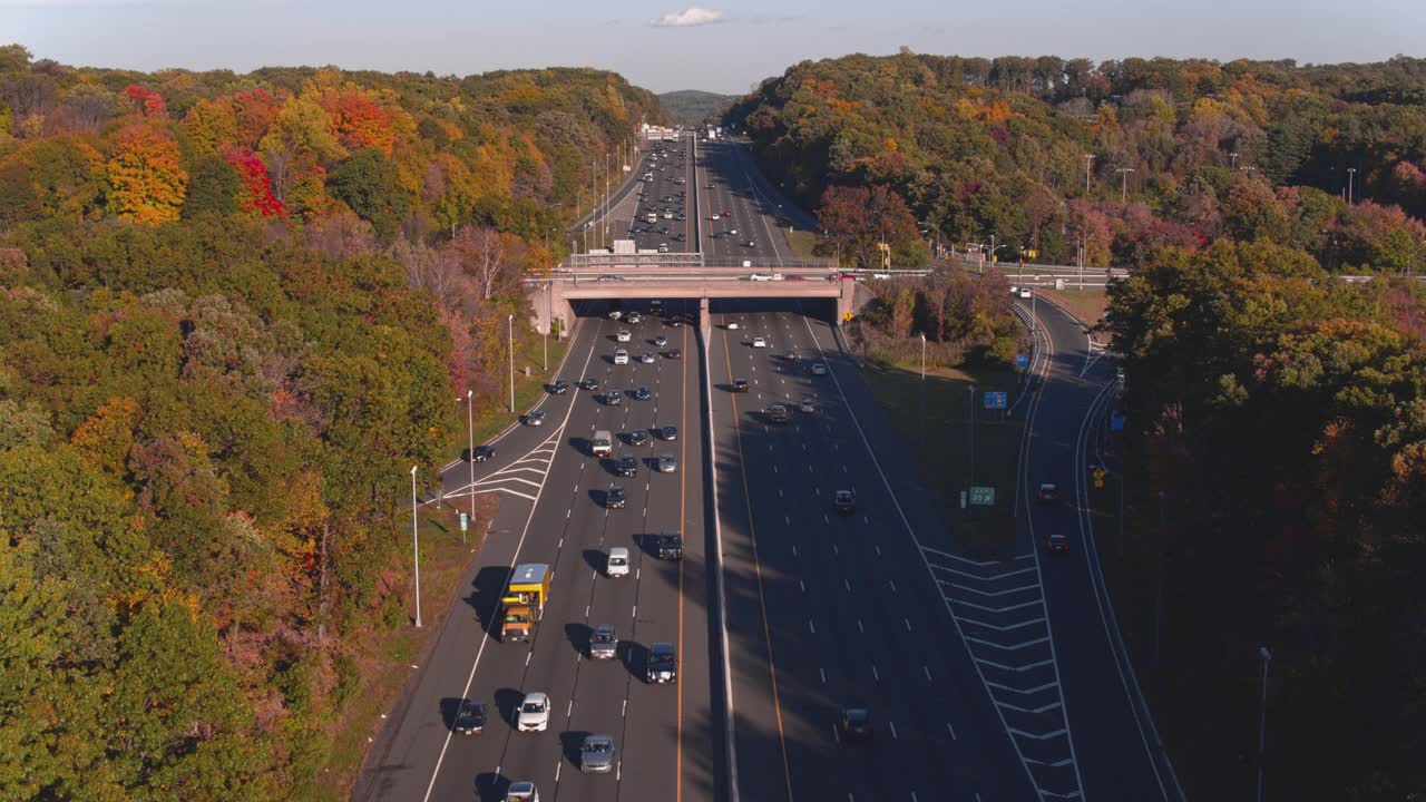 鸟瞰图在山区繁忙的公路在新泽西州，美国。无人机视频与向前摄像机运动。视频素材