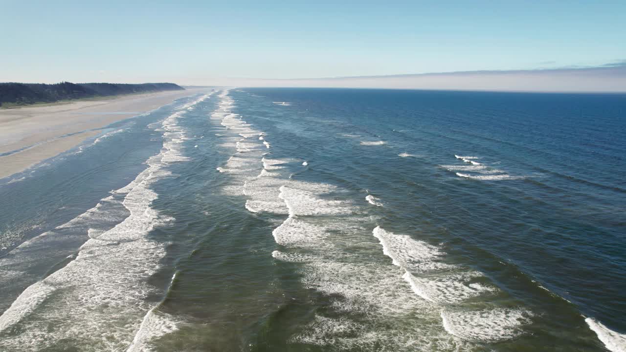 华盛顿州海滩外的太平洋延伸到地平线的海岸鸟瞰图视频素材