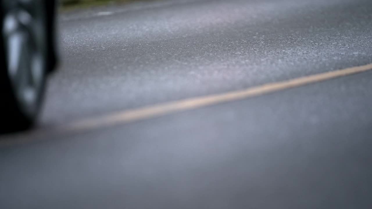 场景低水平角度摄像头的汽车通过的道路视频素材