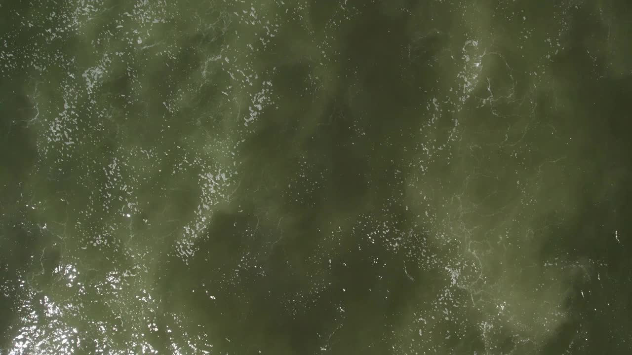 海浪自然纹理背景与无人机飞过翻滚的白色浪花泡沫视频素材