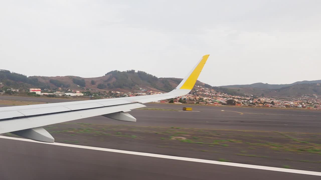 机场，从内部观看飞机起飞的瞬间。视频素材