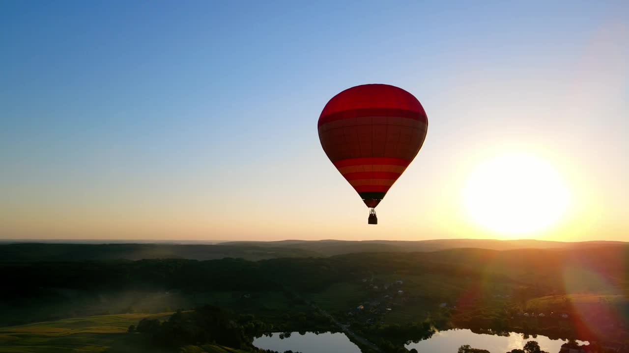 日落时蓝色天空背景上的气球剪影。日落时的气球风景视频素材