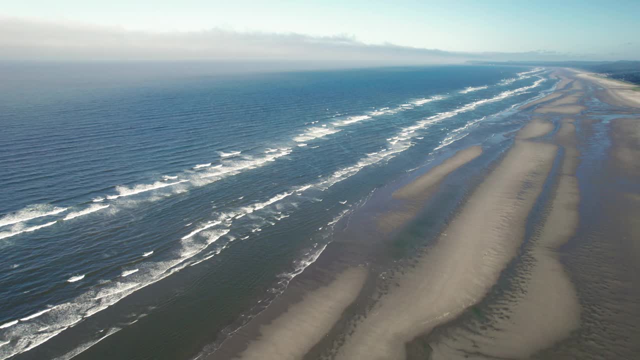 令人惊叹的华盛顿海岸海滩与滚动的海浪自然纹理背景视频素材