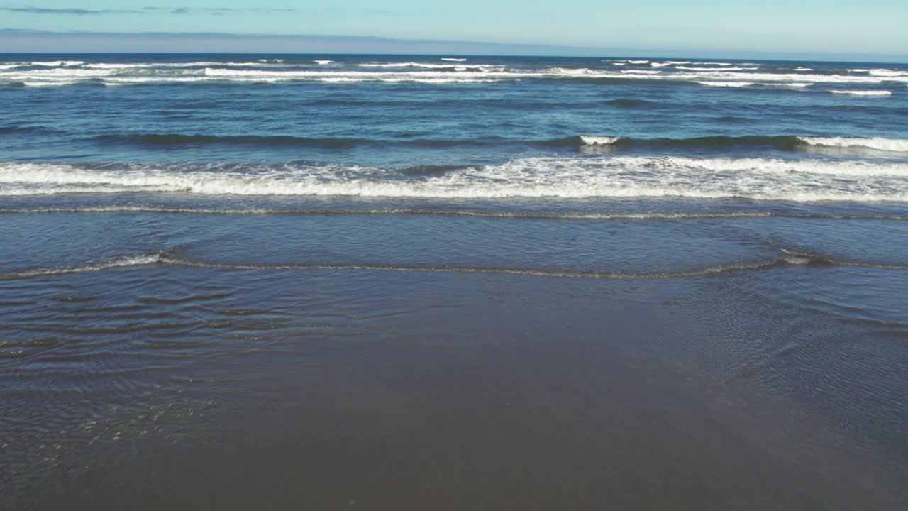 海浪滚进海滩慢动作无人机低空飞越白浪视频素材