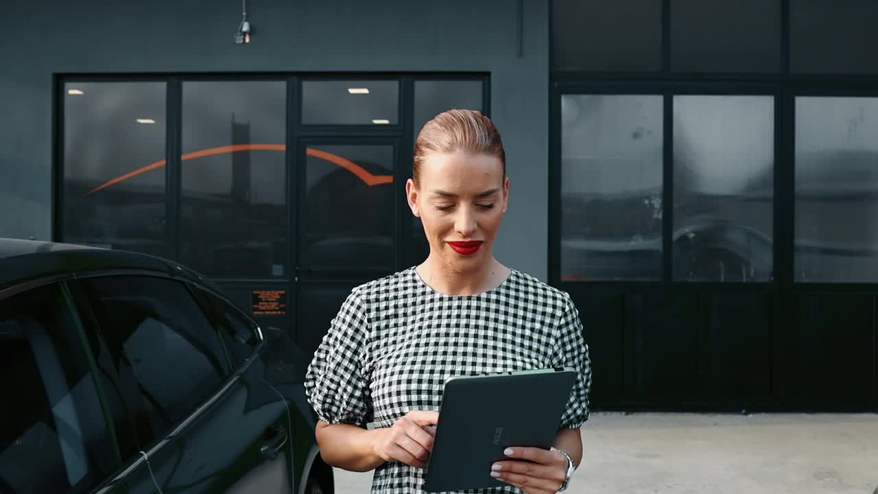 女性二手车经销商在顾客面前检查车辆视频下载