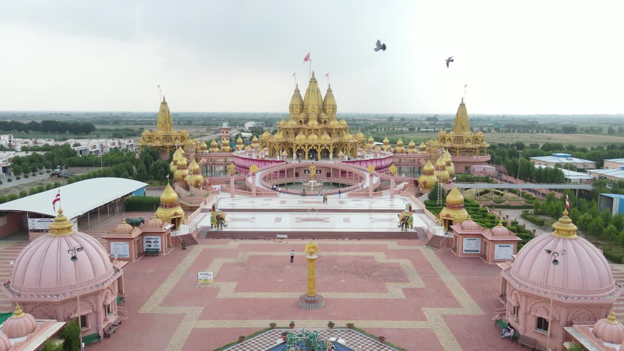 帕迪的斯瓦米纳拉扬神庙的航拍。视频下载