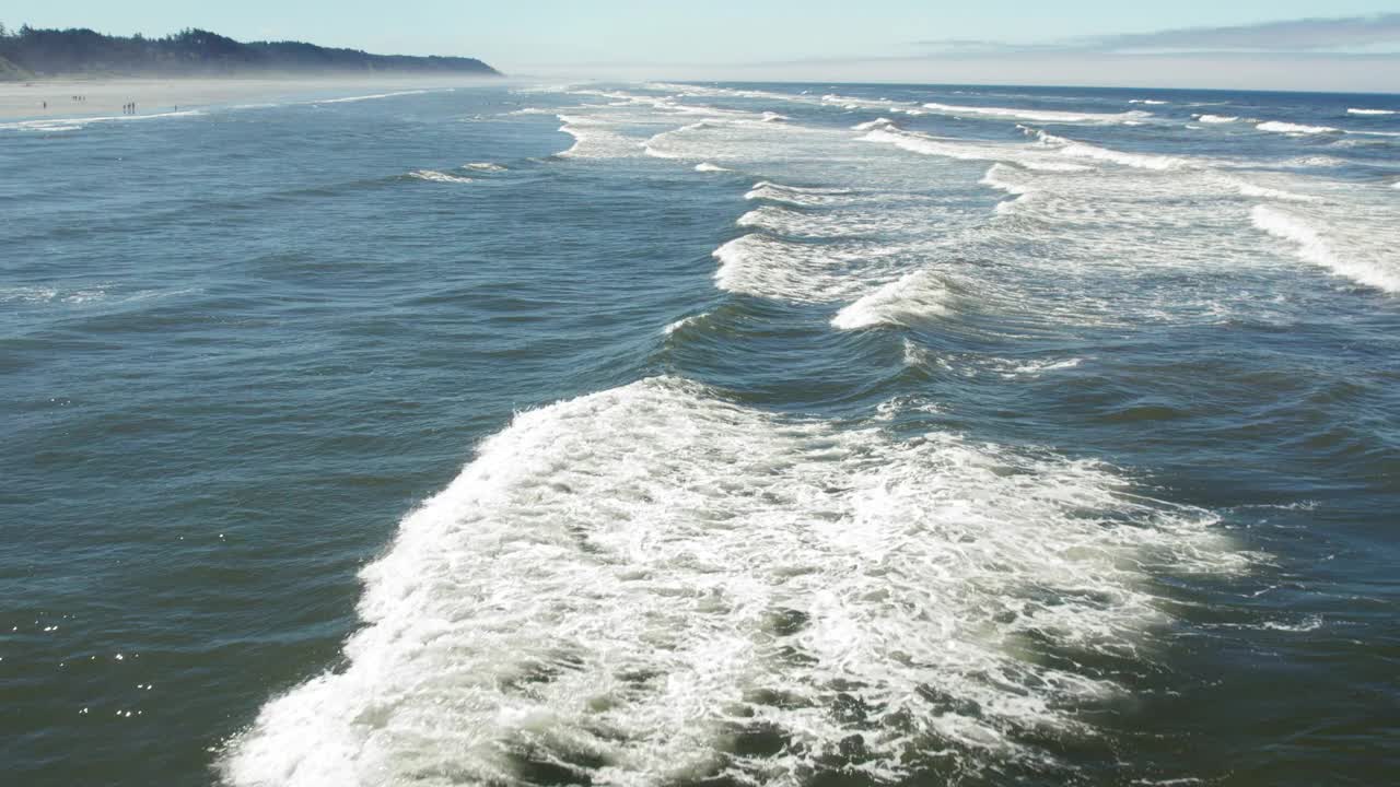 华盛顿海岸海滩外的太平洋无人驾驶飞机翻滚的波浪视频下载