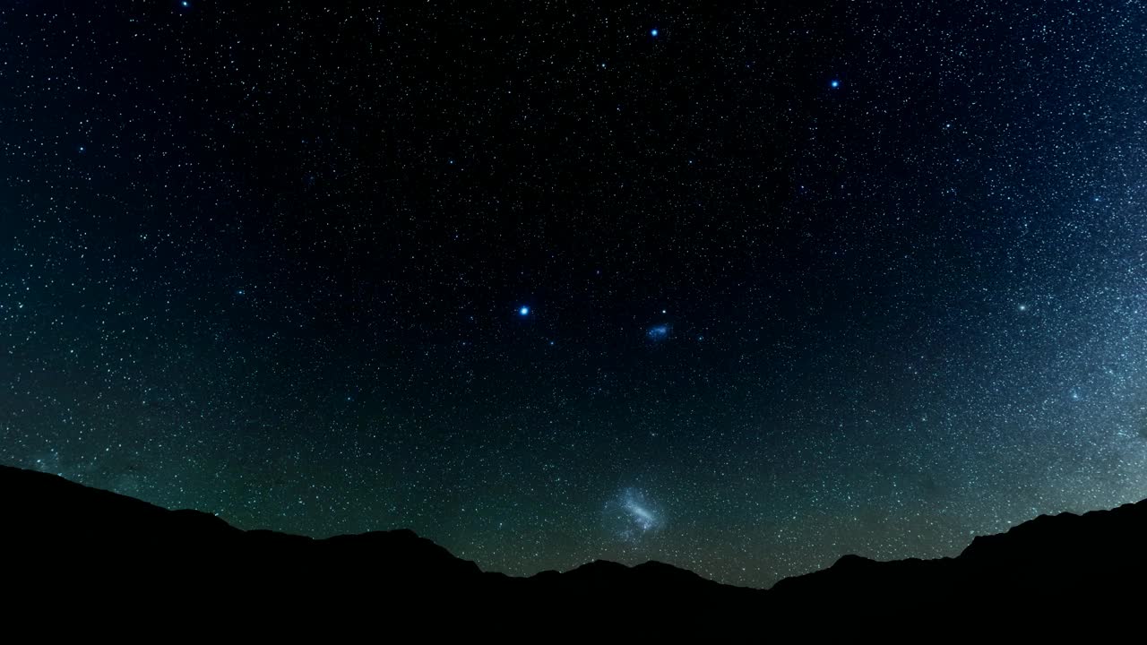 蓝色的星夜在深的灯光下星星山景4k视频素材