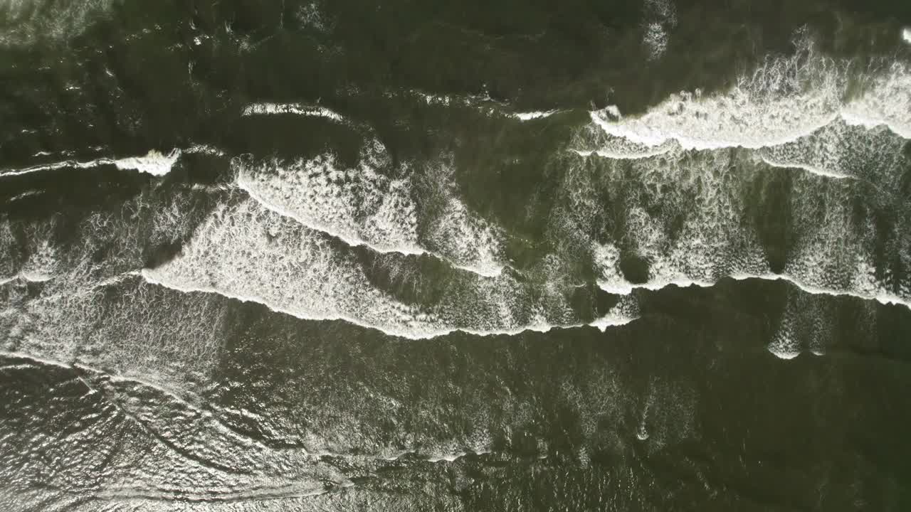 自顶向下的鸟瞰水平飞行的海浪层视频素材
