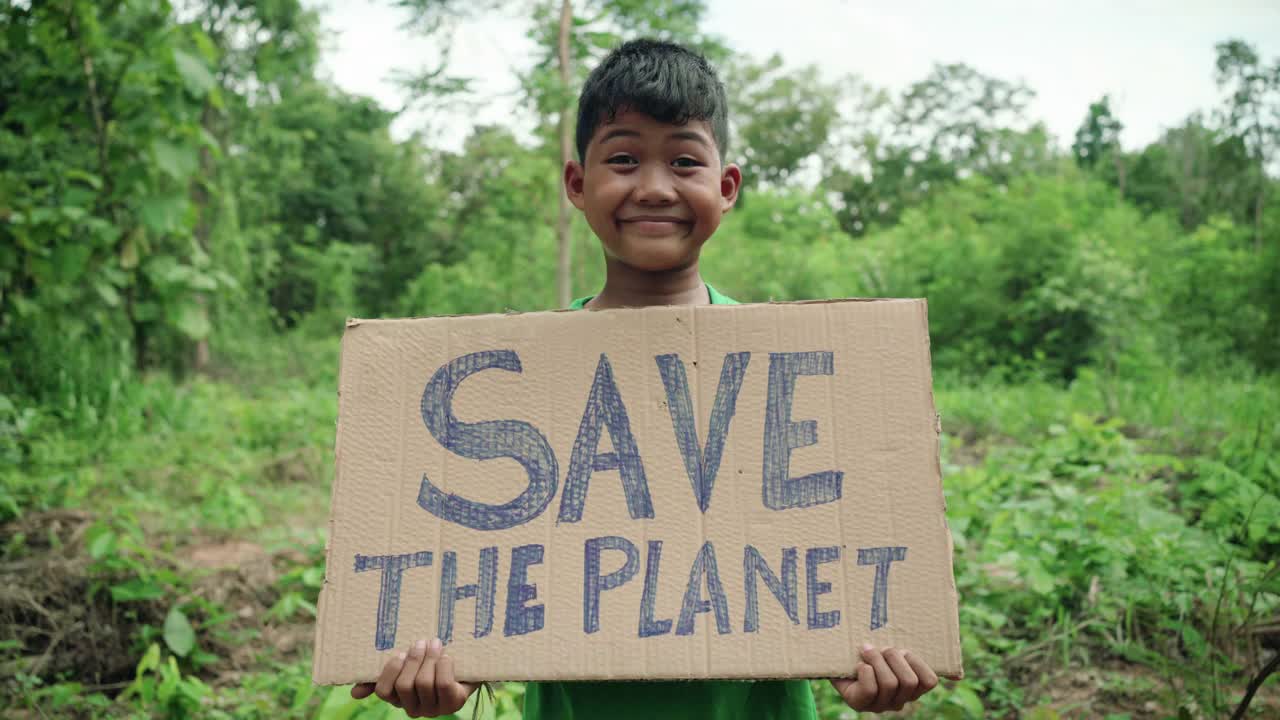 孩子举着“拯救地球”的标语视频下载