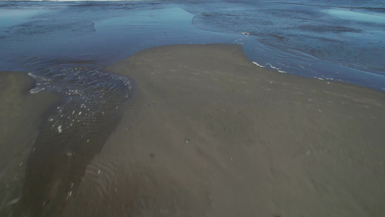 海浪高速无人机低空飞越翻滚的白浪从海滩到大海视频素材