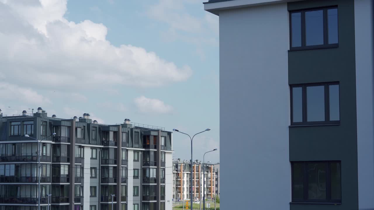 现代住宅区新建多层公寓的外观视频素材