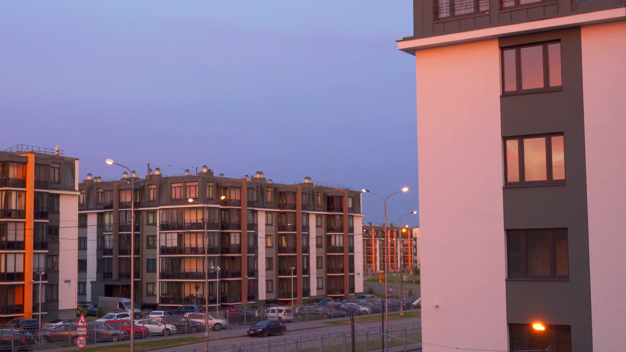 现代住宅区新建多层公寓的外观视频素材