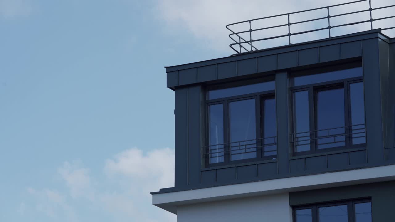 新建多层公寓楼顶楼外立面视频素材