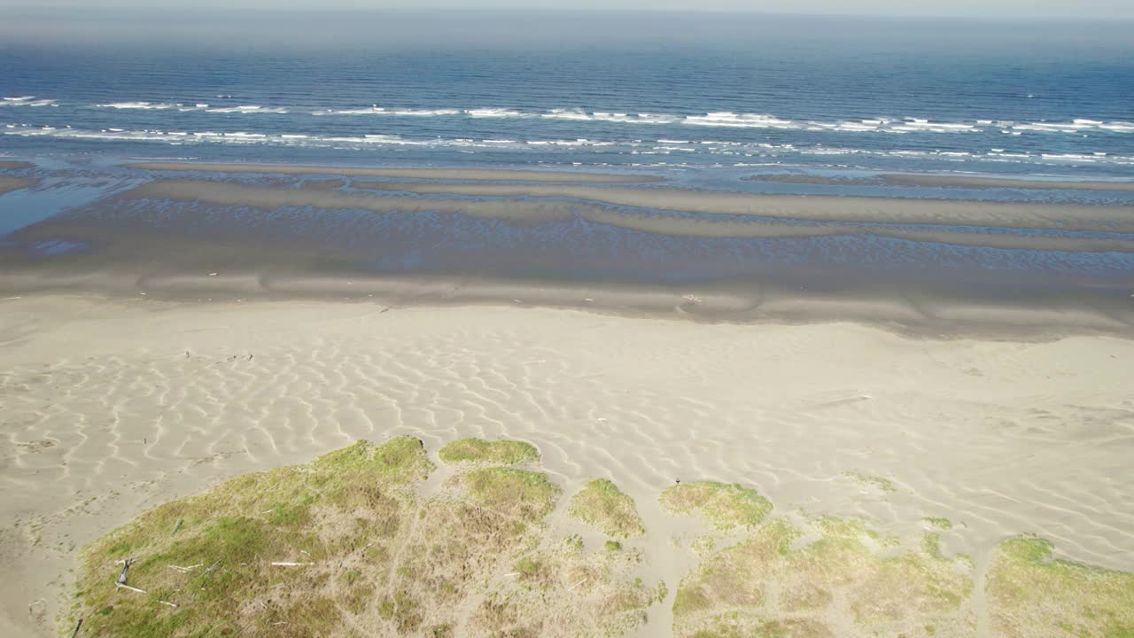 温暖的沙滩夏季空气与蓝色的海水和白色的泡沫波浪翻滚视频素材