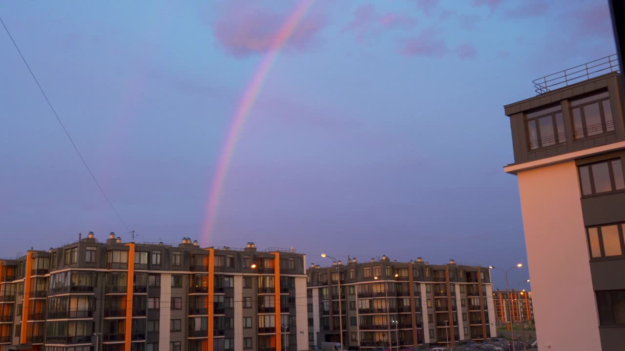 在住宅区的多层公寓楼上出现了彩虹视频素材
