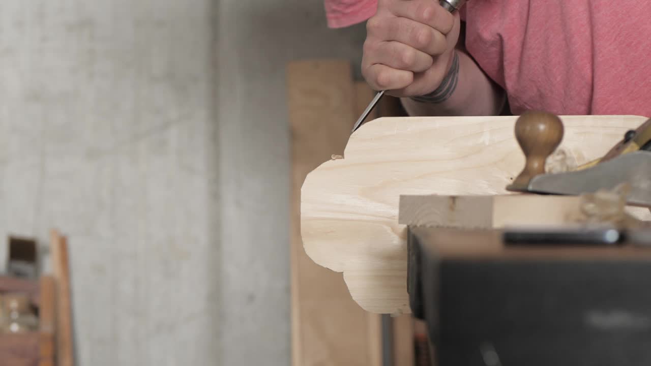 木工用平凿把木板上多余的东西锯掉。木工用凿子工作。使用手工木工工具视频素材