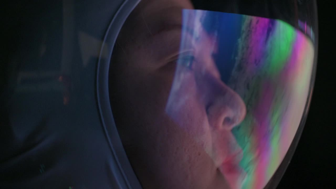 亚洲华裔女宇航员通过太空飞船的屏幕看地球视频素材