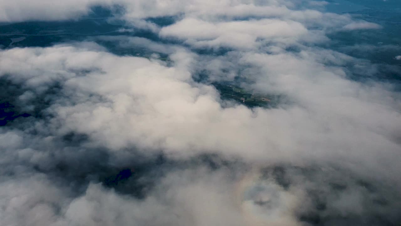 飞机在云上的倒影视频下载