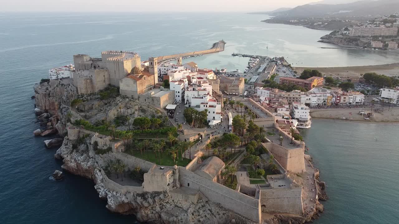 鸟瞰西班牙旅游小镇Peñiscola的海岸线，中世纪的古堡和城堡。视频下载