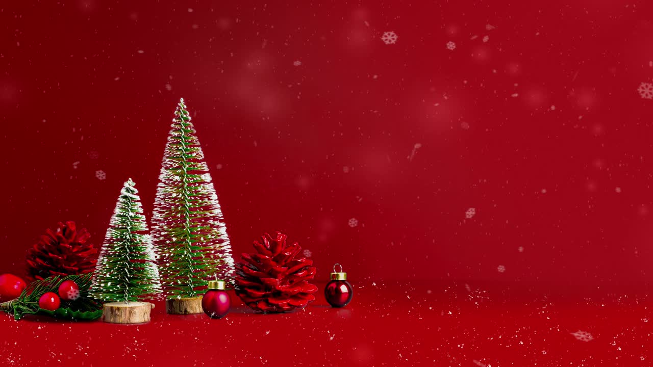 圣诞快乐，新年快乐，雪花飘落，红色背景上有圣诞树和松果视频素材