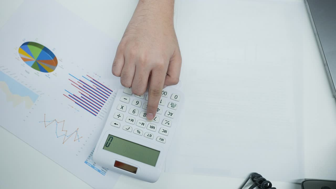 会计人员为业务和财务概念在办公室用计算机计算总结或考虑统计报表的慢动作俯视图场景视频素材