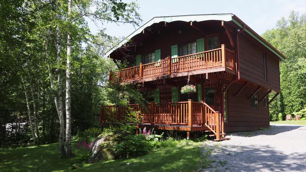 美丽的瑞士风格的小别墅部分在阴凉处在一个夏天的下午视频下载