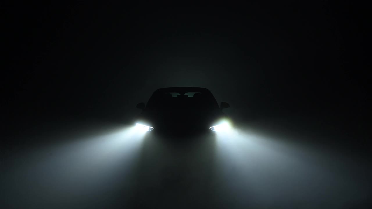 现代LED汽车大灯在浓雾中视频下载