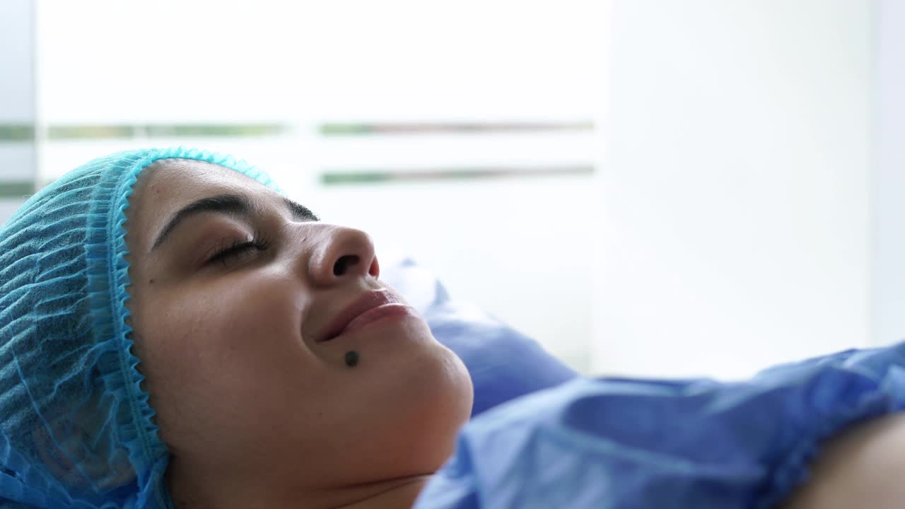 一位拉丁妇女在美容诊所接受治疗视频下载