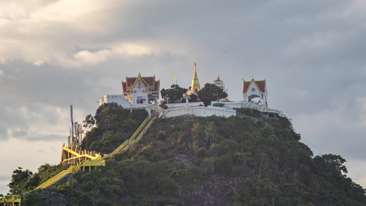 山顶寺庙的风景在日落光和移动的云，时间流逝的视频视频下载