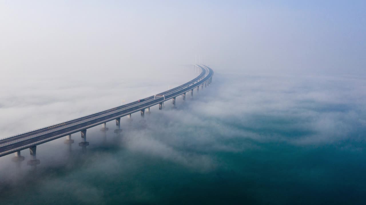 无人机视角的胶州湾大桥在雾中，山东省青岛市，中国视频素材