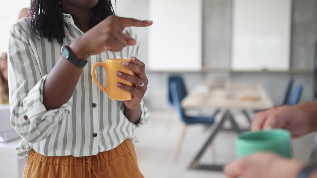 黑人女商人在现代工作场所与同事享受咖啡休息时间视频素材