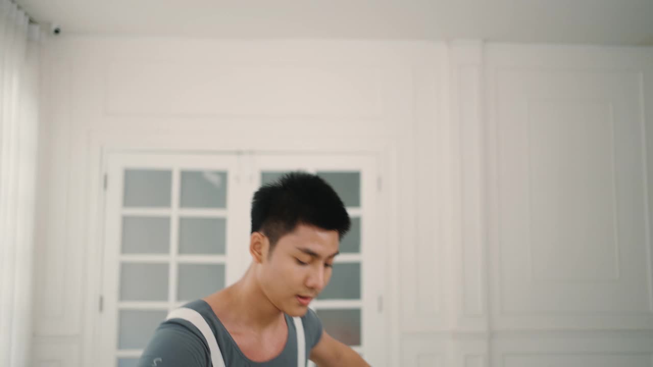 亚洲男子在工作室练习芭蕾动作视频下载