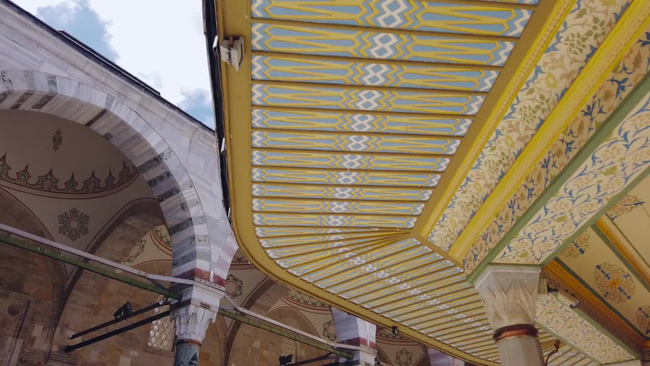 圆顶的内部部分法蒂赫清真寺喷泉视频素材
