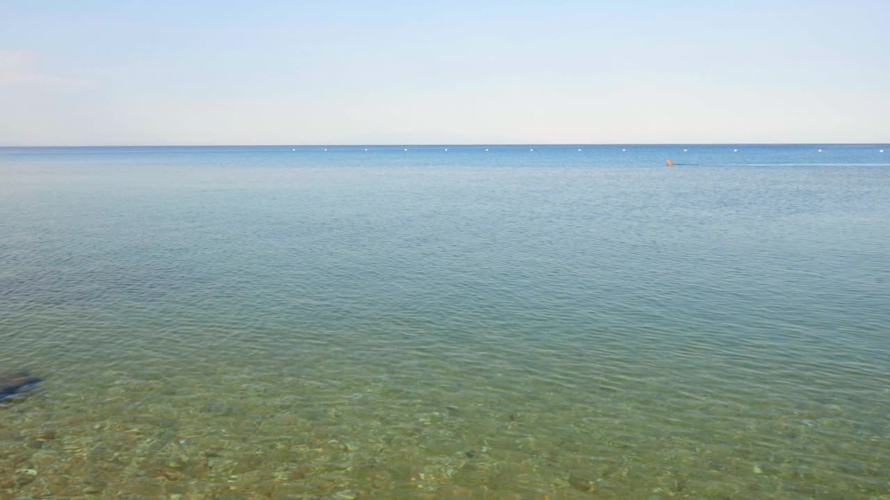 美丽的希腊海滩。蓝绿色的海水和蓝天。美丽的背景。视频素材