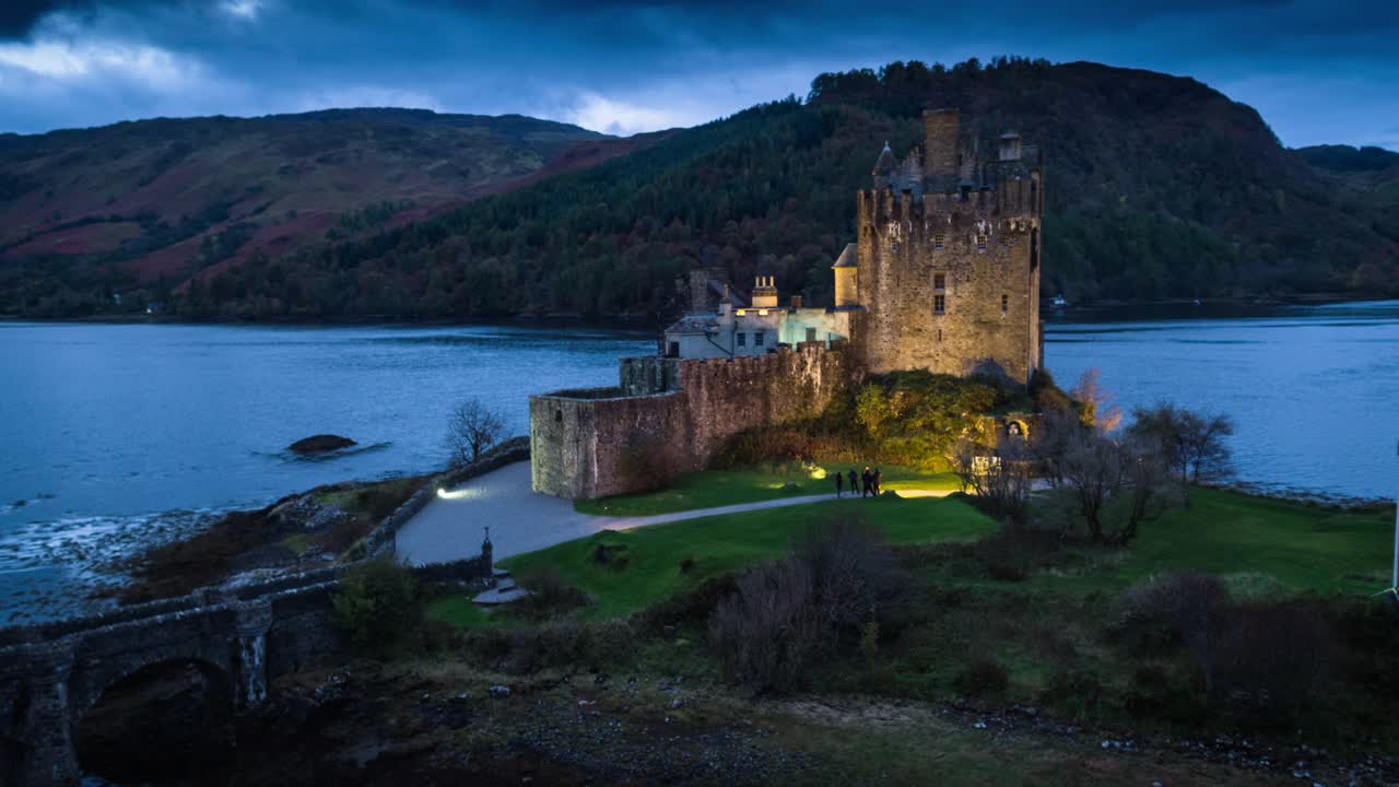 黄昏的Eilean Donan城堡，苏格兰-鸟瞰图视频下载