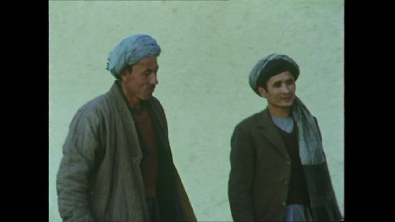 阿富汗，两个男人穿过一个小门;1970年代视频下载