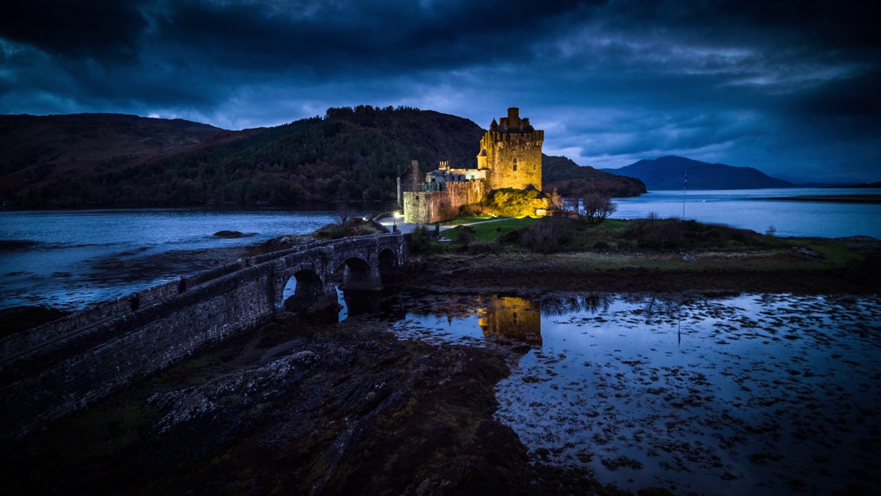 苏格兰Eilean Donan城堡的航拍视频下载