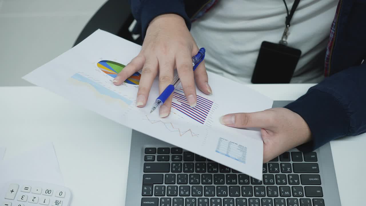 会计人员为业务和财务概念在办公室用计算机计算总结或考虑统计报表的慢动作俯视图场景视频素材