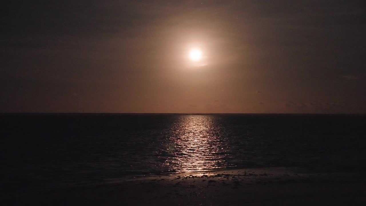 满月在平静的海面上视频素材