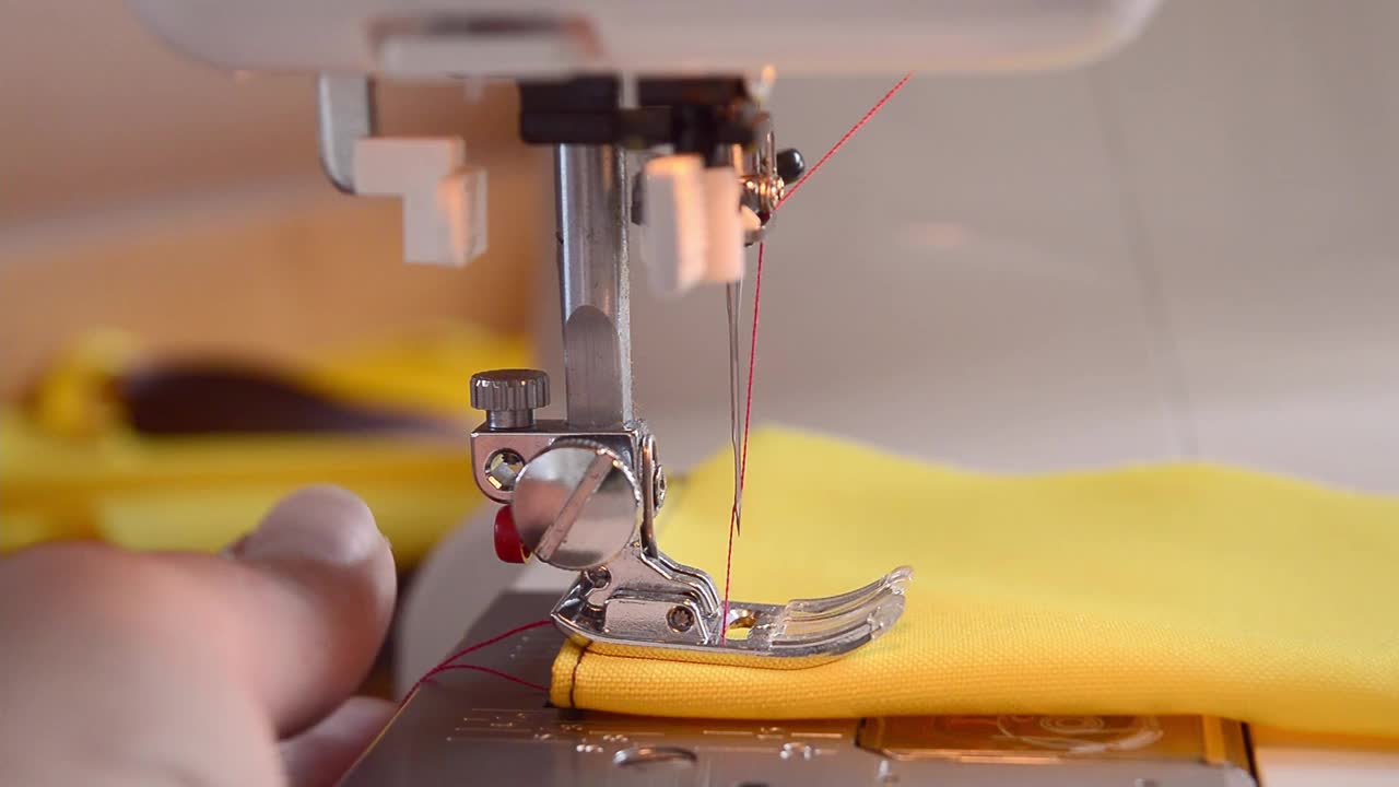 缝纫机上的缝纫过程，特写镜头。视频下载