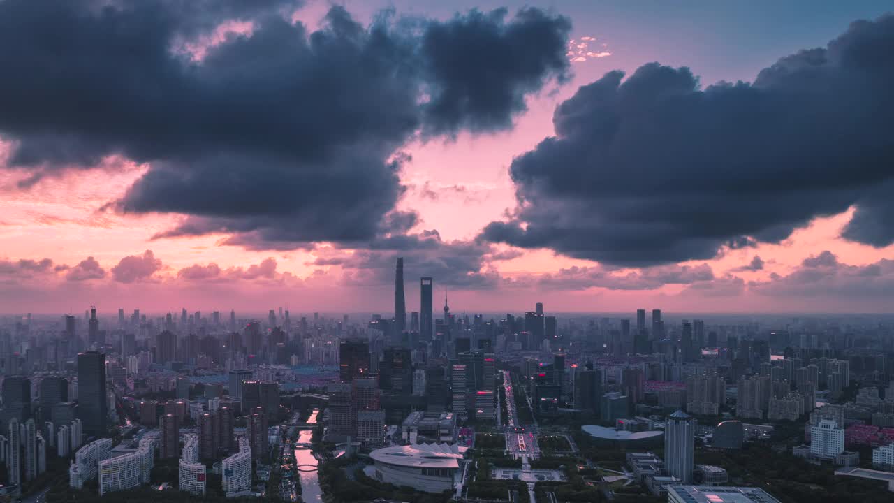 日落时的上海全景，美丽的日落和云朵在这座城市上空移动视频下载