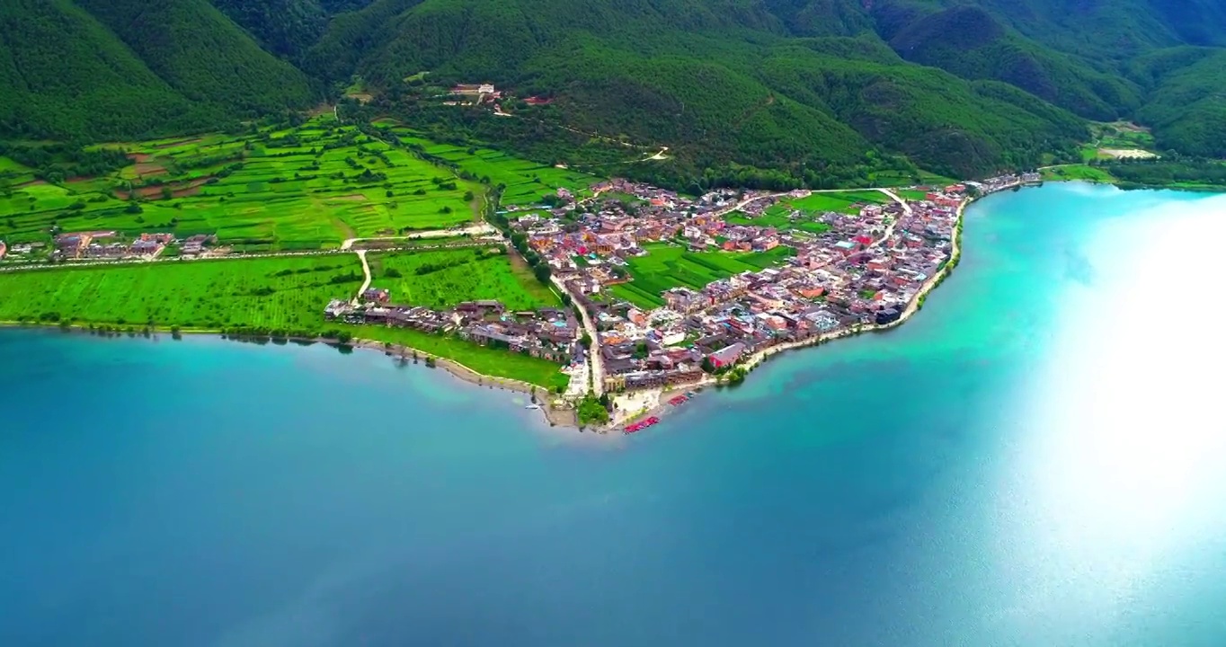 鸟瞰泸沽湖上美丽的村庄，中国西部云南省视频素材