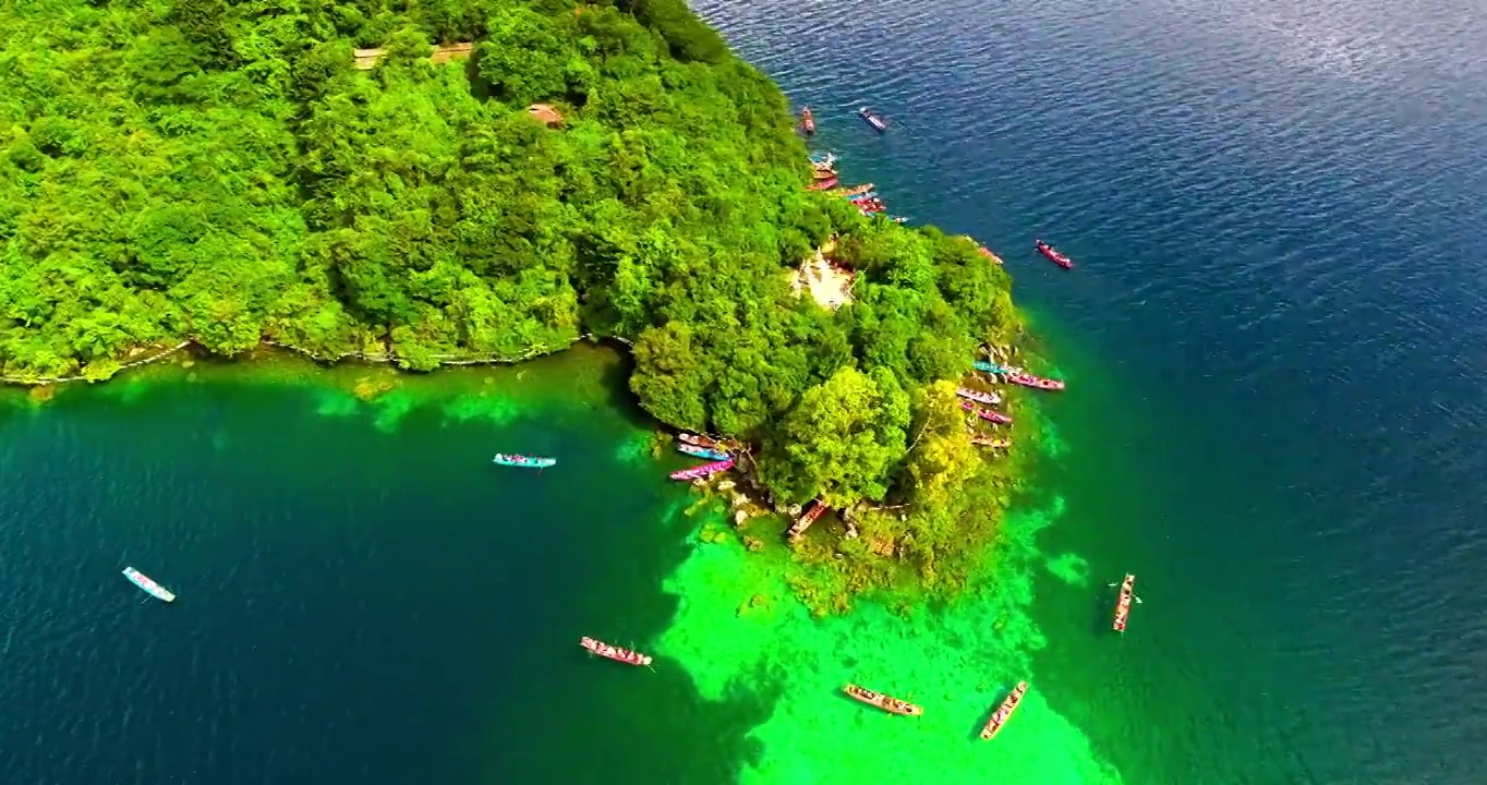 鸟瞰图，泸沽湖上美丽的村庄，中国西部云南省视频素材