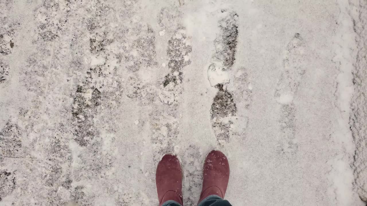 POV脚踩白雪皑皑时光流逝视频素材