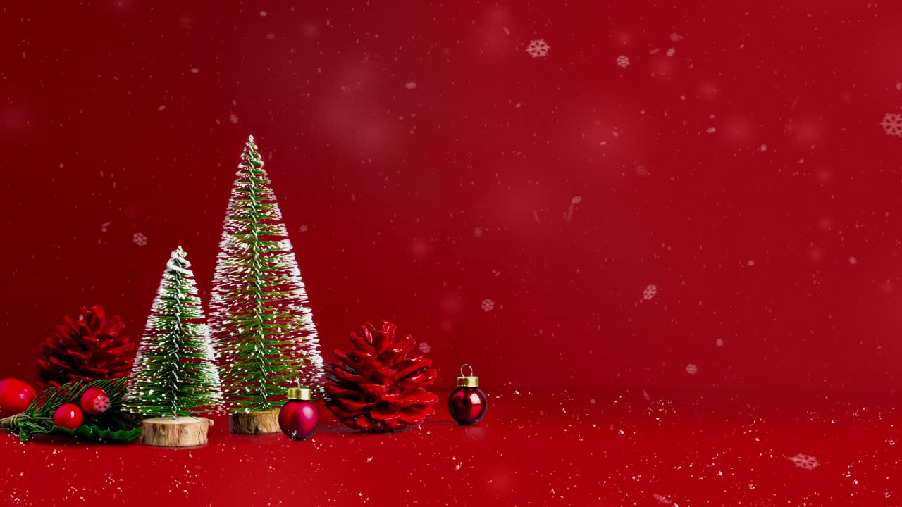 圣诞快乐，新年快乐雪花和雪花飘落在红色的背景与圣诞树和松果。横幅模型空间用于展示产品或设计或文本视频素材