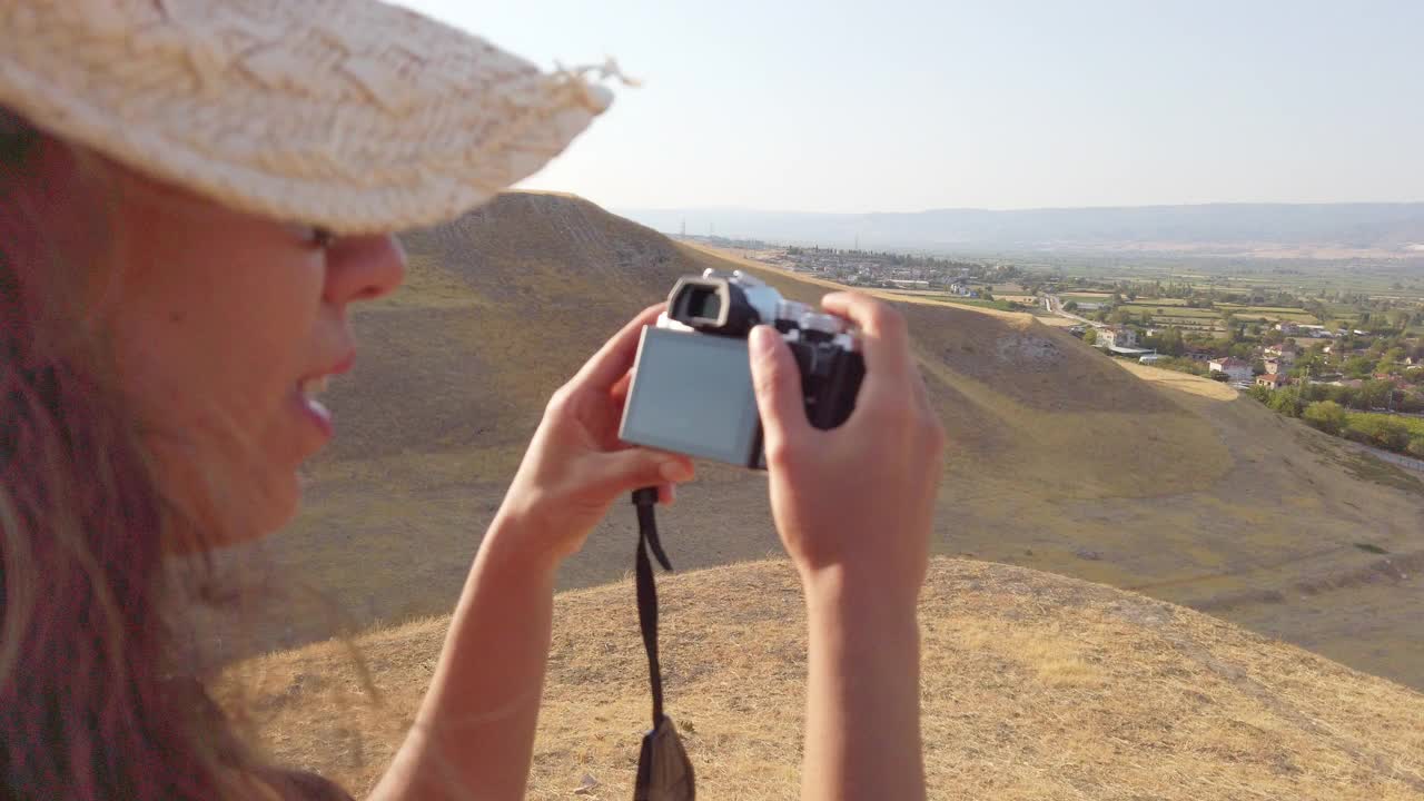 旅行者摄影师女孩正在拍摄来自吕库斯老底嘉古城遗址的石灰华视频素材
